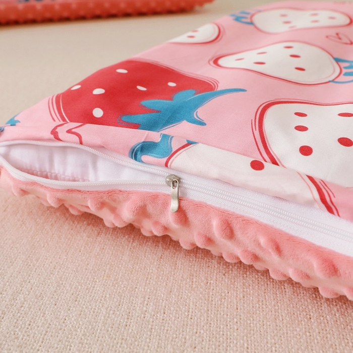 91家纺网 家纺一手货源 找家纺 小叮当家纺仓储工厂店 2025新款亲肤舒适儿童安抚豆豆枕枕头枕芯 草莓甜心