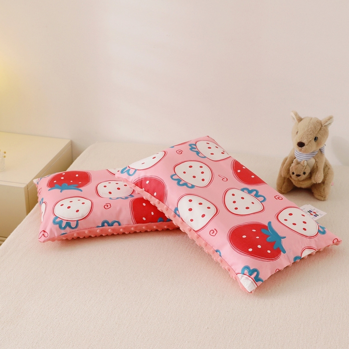 91家纺网 家纺一手货源 找家纺 小叮当家纺仓储工厂店 2025新款亲肤舒适儿童安抚豆豆枕枕头枕芯 草莓甜心