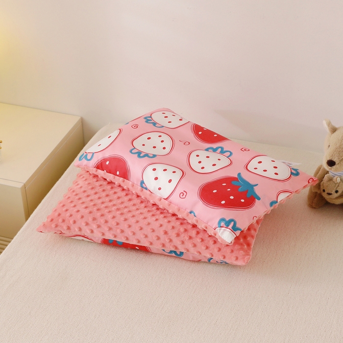 91家纺网 家纺一手货源 找家纺 小叮当家纺仓储工厂店 2025新款亲肤舒适儿童安抚豆豆枕枕头枕芯 草莓甜心