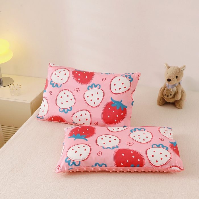 91家纺网 家纺一手货源 找家纺 小叮当家纺仓储工厂店 2025新款亲肤舒适儿童安抚豆豆枕枕头枕芯 草莓甜心