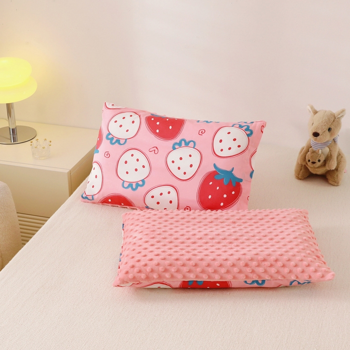 91家纺网 家纺一手货源 找家纺 小叮当家纺仓储工厂店 2025新款亲肤舒适儿童安抚豆豆枕枕头枕芯 草莓甜心