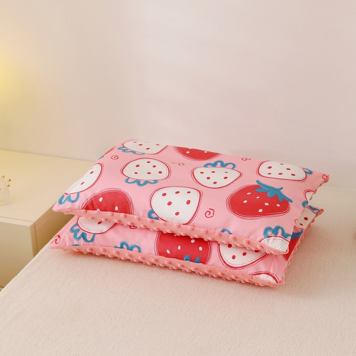 91家纺网 家纺一手货源 找家纺 小叮当家纺仓储工厂店 2025新款亲肤舒适儿童安抚豆豆枕枕头枕芯 草莓甜心