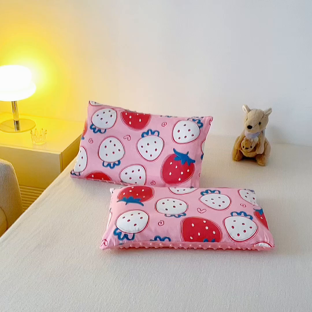 91家纺网 家纺一手货源 找家纺 小叮当家纺仓储工厂店 2025新款亲肤舒适儿童安抚豆豆枕枕头枕芯 草莓甜心