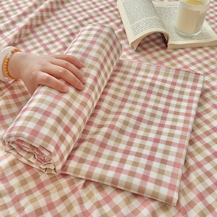 91家纺网 家纺一手货源 找家纺 十一家居 2025年新款ins无印风A类云朵亲肤水洗棉单床单——眠语系列 粉咖小格