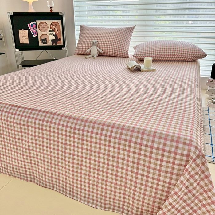 91家纺网 家纺一手货源 找家纺 十一家居 2025年新款ins无印风A类云朵亲肤水洗棉单床单——眠语系列 粉咖小格