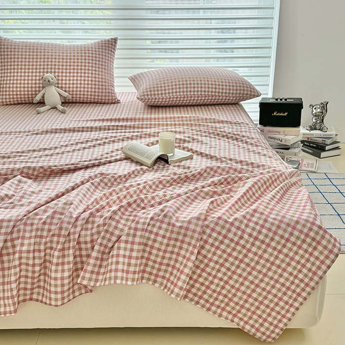 91家纺网 家纺一手货源 找家纺 十一家居 2025年新款ins无印风A类云朵亲肤水洗棉单床单——眠语系列 粉咖小格