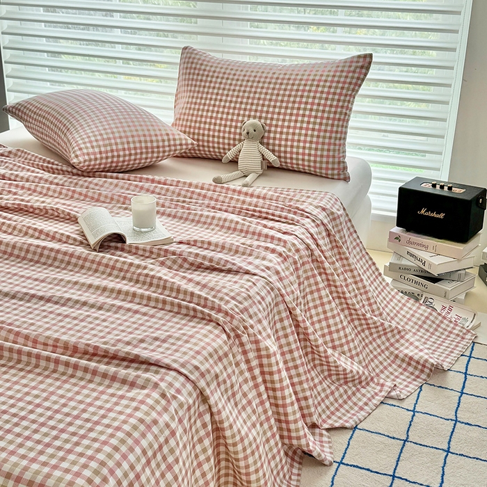 91家纺网 家纺一手货源 找家纺 十一家居 2025年新款ins无印风A类云朵亲肤水洗棉单床单——眠语系列 粉咖小格