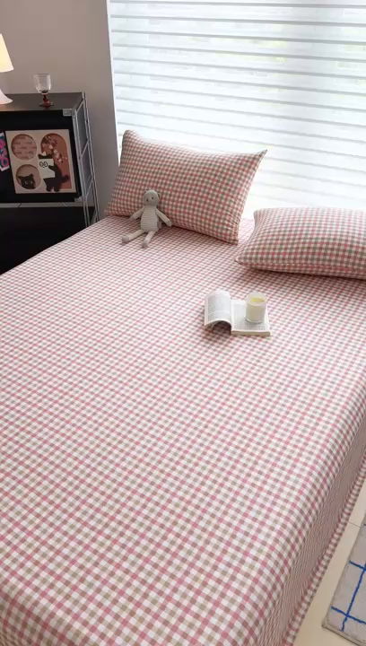 91家纺网 家纺一手货源 找家纺 十一家居 2025年新款ins无印风A类云朵亲肤水洗棉单床单——眠语系列 粉咖小格