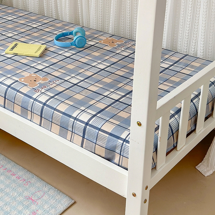 91家纺网 家纺一手货源 找家纺 拾物记 2025新款A类全棉纯棉棉印花学生床笠床笠单件单床笠 学院格小熊