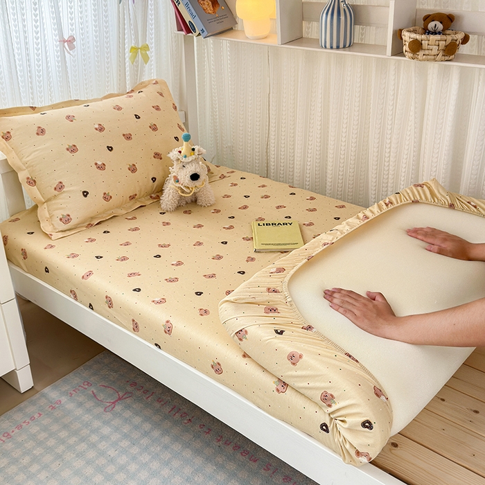 91家纺网 家纺一手货源 找家纺 拾物记 2025新款A类全棉纯棉棉印花学生宿舍三件套上下铺三件套-第二批 皇家学院-黄