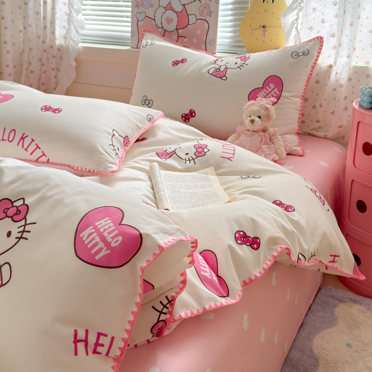 91家纺网 家纺一手货源 找家纺 淑女公社家纺 2025春夏新款全棉纯棉正版三丽鸥KT猫系列四件套 爱心KT