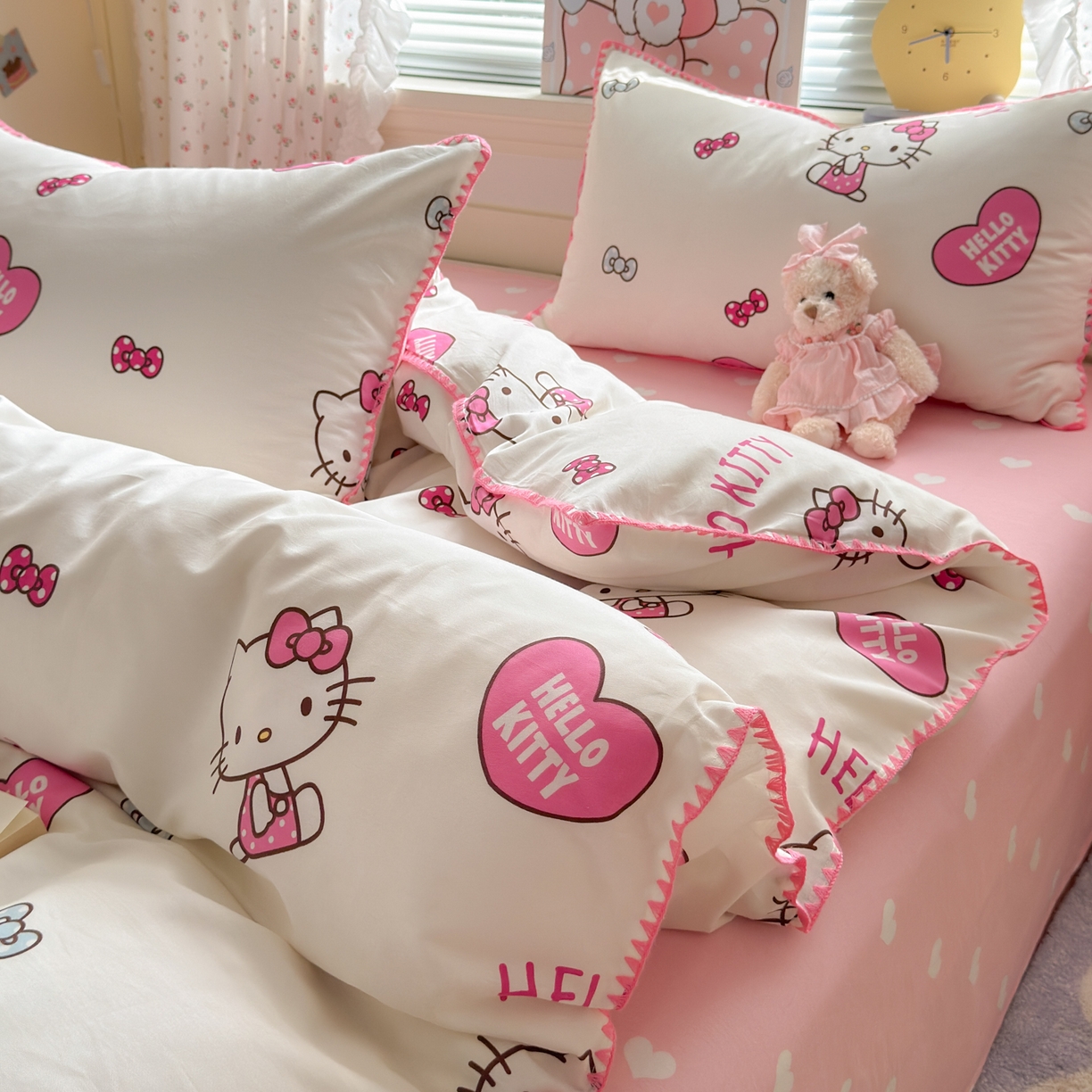 91家纺网 家纺一手货源 找家纺 淑女公社家纺 2025春夏新款全棉纯棉正版三丽鸥KT猫系列四件套 爱心KT