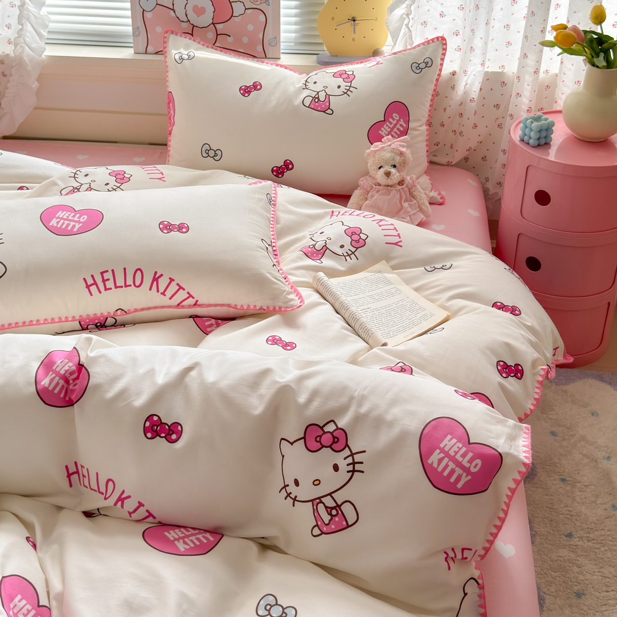 91家纺网 家纺一手货源 找家纺 淑女公社家纺 2025春夏新款全棉纯棉正版三丽鸥KT猫系列四件套 爱心KT