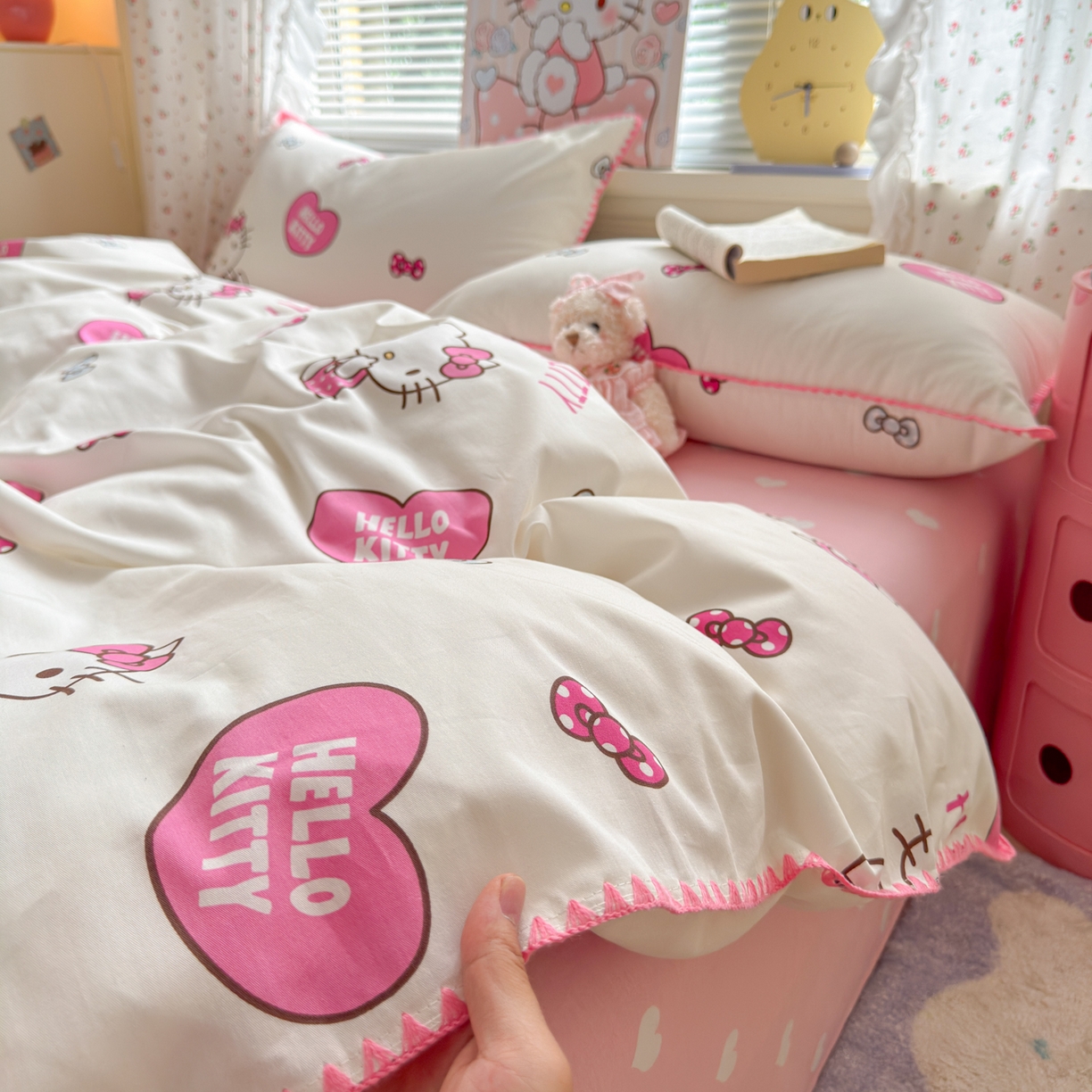 91家纺网 家纺一手货源 找家纺 淑女公社家纺 2025春夏新款全棉纯棉正版三丽鸥KT猫系列四件套 爱心KT