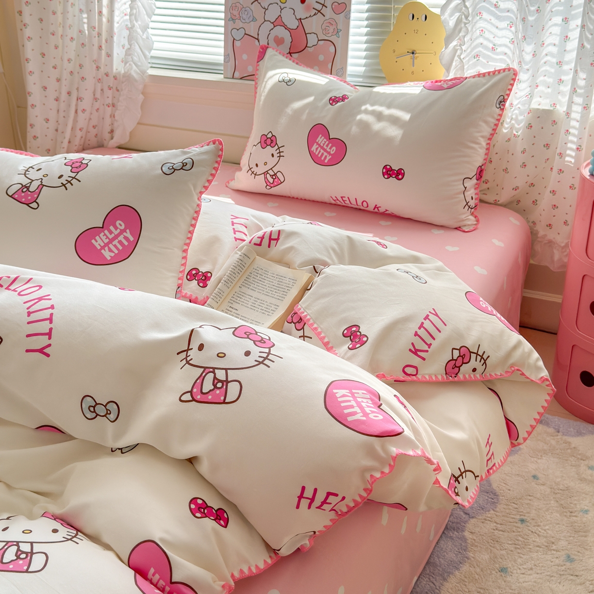 91家纺网 家纺一手货源 找家纺 淑女公社家纺 2025春夏新款全棉纯棉正版三丽鸥KT猫系列四件套 爱心KT