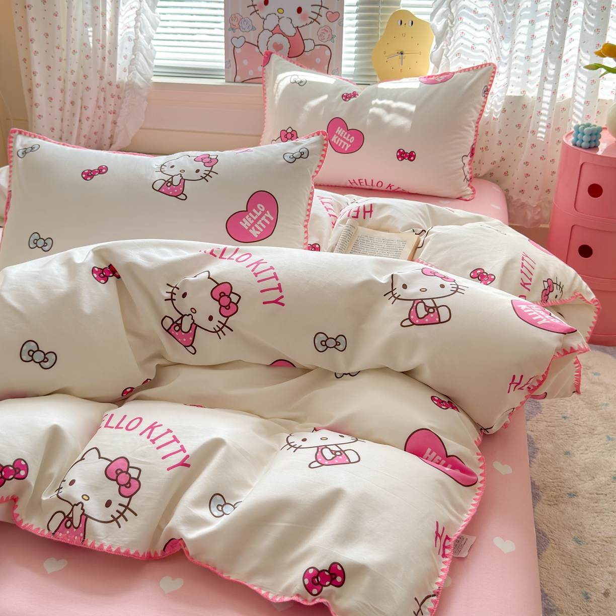 91家纺网 家纺一手货源 找家纺 淑女公社家纺 2025春夏新款全棉纯棉正版三丽鸥KT猫系列四件套 爱心KT