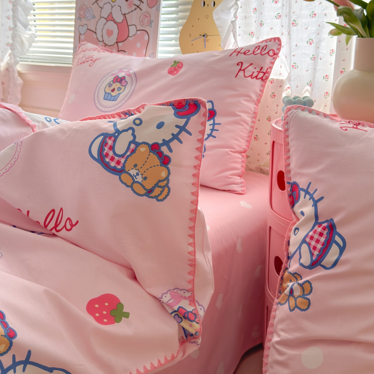 91家纺网 家纺一手货源 找家纺 淑女公社家纺 2025春夏新款全棉纯棉正版三丽鸥KT猫系列四件套 草莓KT