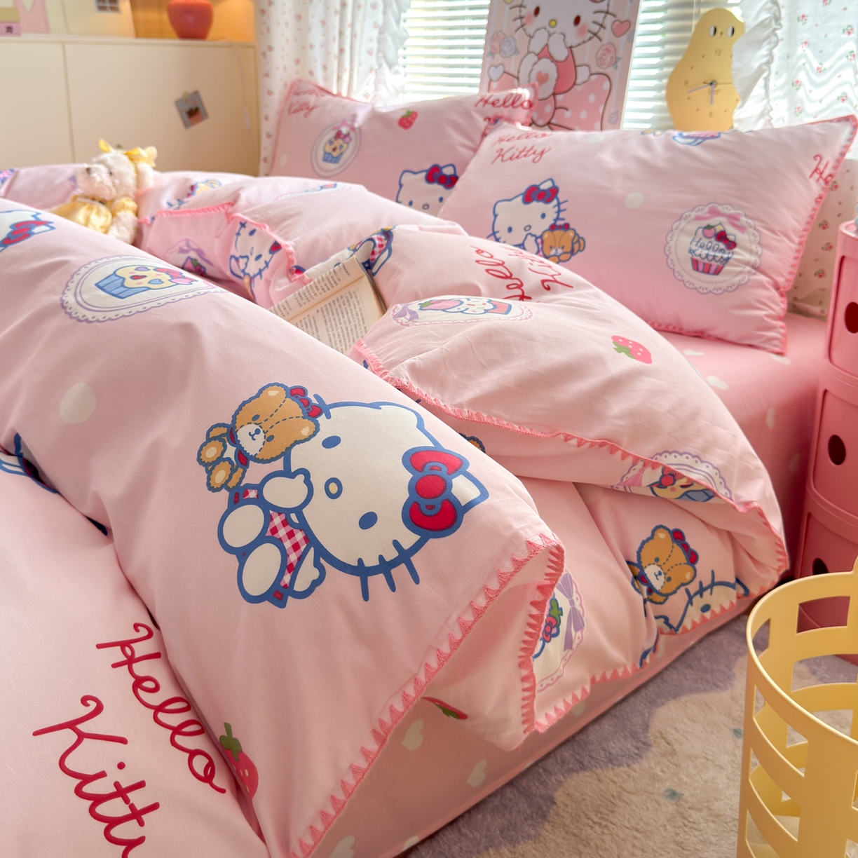 91家纺网 家纺一手货源 找家纺 淑女公社家纺 2025春夏新款全棉纯棉正版三丽鸥KT猫系列四件套 草莓KT