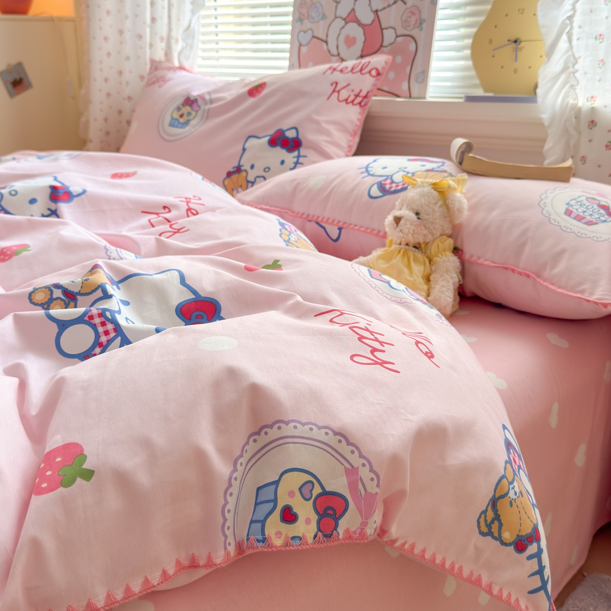 91家纺网 家纺一手货源 找家纺 淑女公社家纺 2025春夏新款全棉纯棉正版三丽鸥KT猫系列四件套 草莓KT