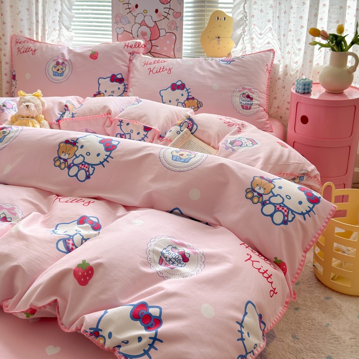 91家纺网 家纺一手货源 找家纺 淑女公社家纺 2025春夏新款全棉纯棉正版三丽鸥KT猫系列四件套 草莓KT