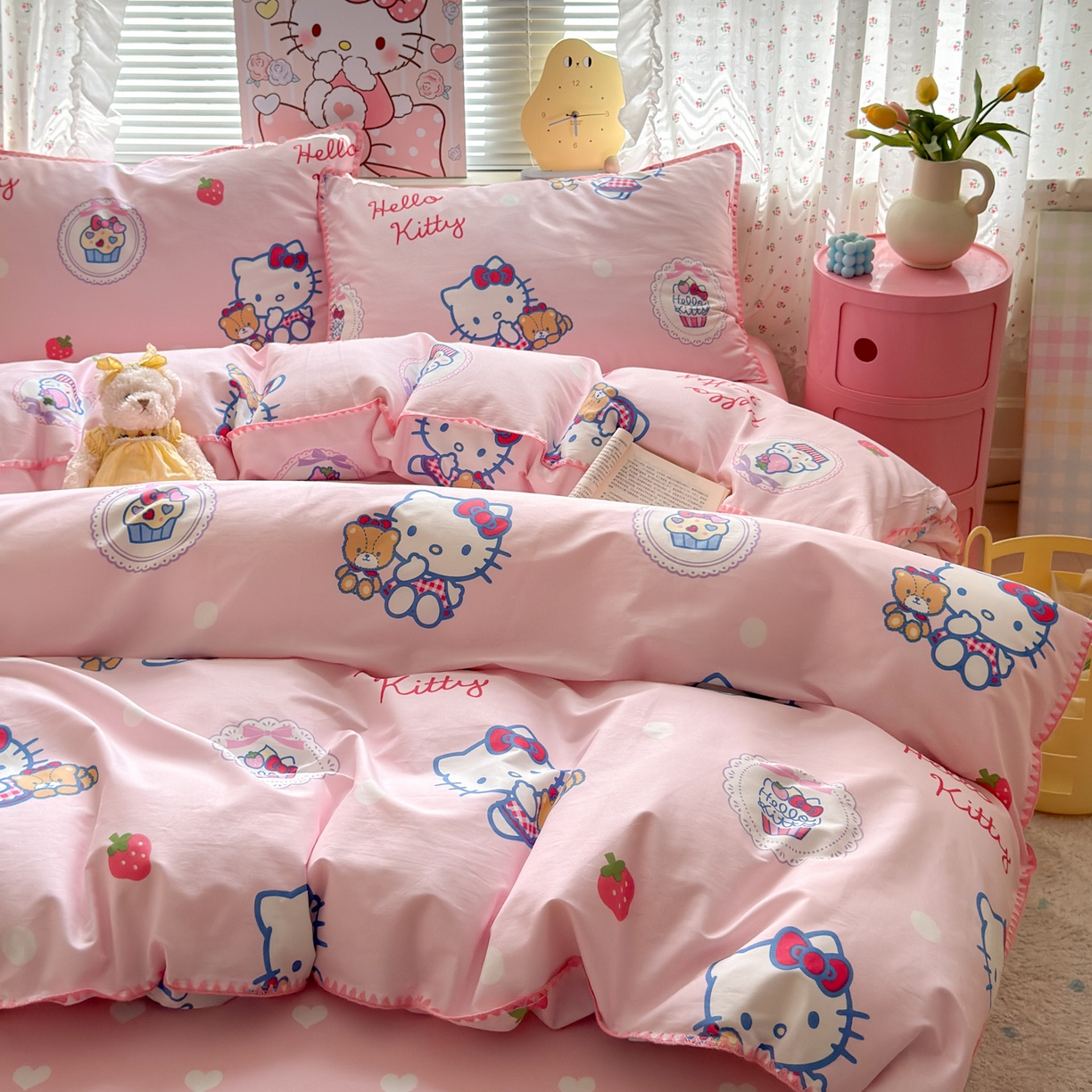 91家纺网 家纺一手货源 找家纺 淑女公社家纺 2025春夏新款全棉纯棉正版三丽鸥KT猫系列四件套 草莓KT