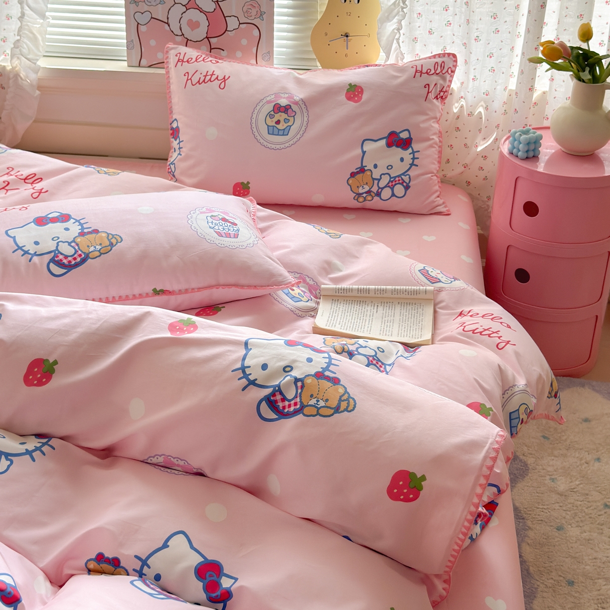 91家纺网 家纺一手货源 找家纺 淑女公社家纺 2025春夏新款全棉纯棉正版三丽鸥KT猫系列四件套 草莓KT