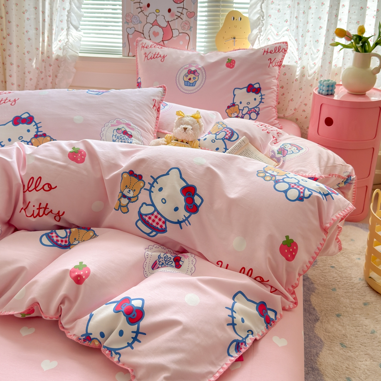 91家纺网 家纺一手货源 找家纺 淑女公社家纺 2025春夏新款全棉纯棉正版三丽鸥KT猫系列四件套 草莓KT