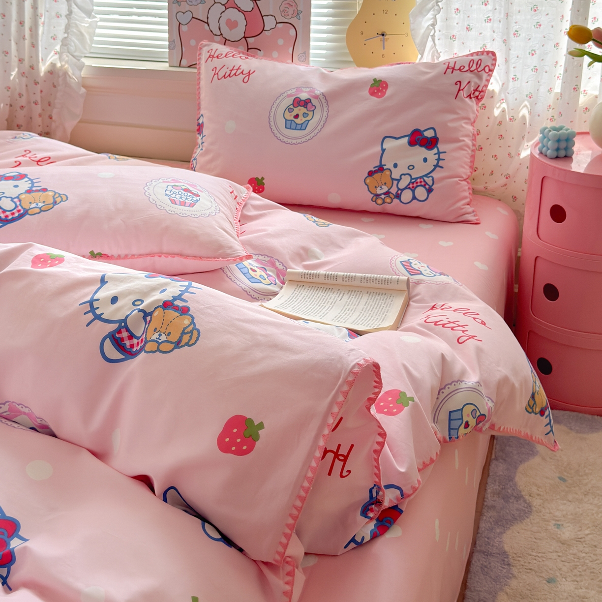 91家纺网 家纺一手货源 找家纺 淑女公社家纺 2025春夏新款全棉纯棉正版三丽鸥KT猫系列四件套 草莓KT