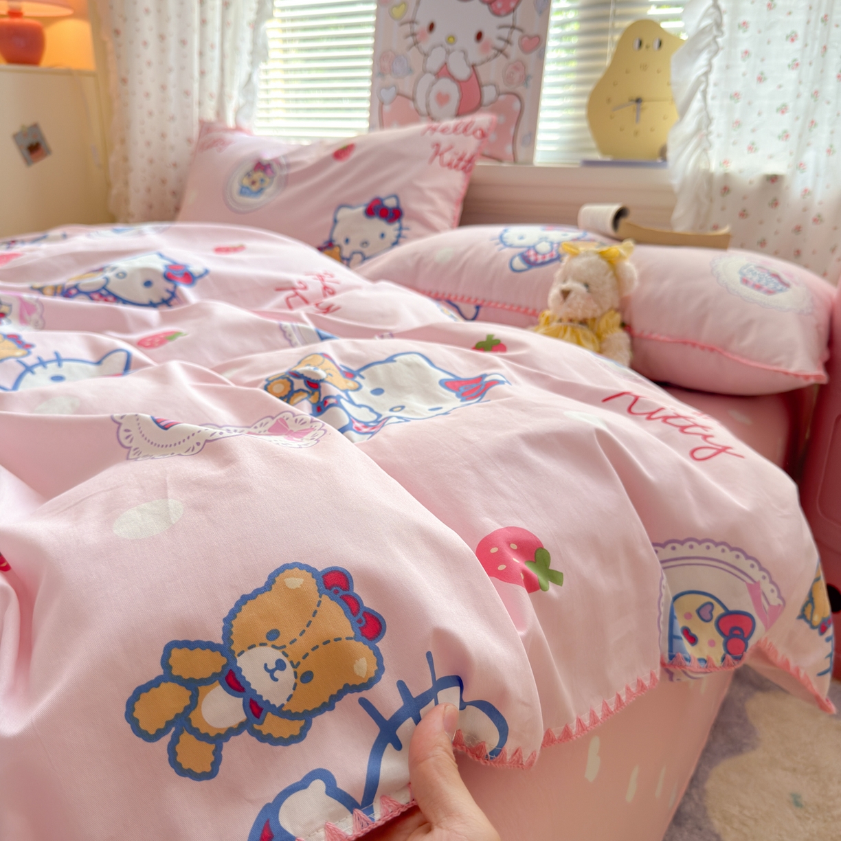 91家纺网 家纺一手货源 找家纺 淑女公社家纺 2025春夏新款全棉纯棉正版三丽鸥KT猫系列四件套 草莓KT