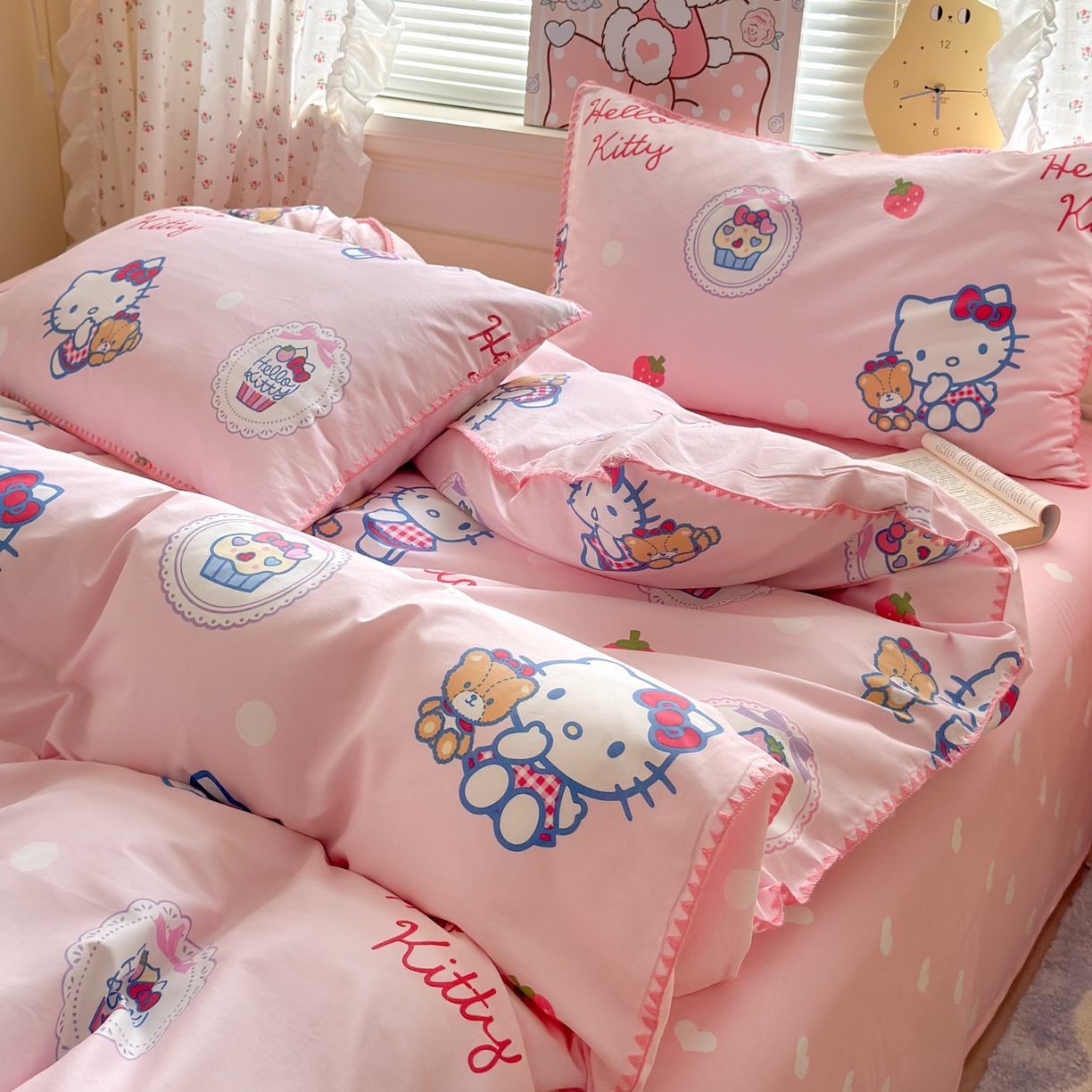 91家纺网 家纺一手货源 找家纺 淑女公社家纺 2025春夏新款全棉纯棉正版三丽鸥KT猫系列四件套 草莓KT