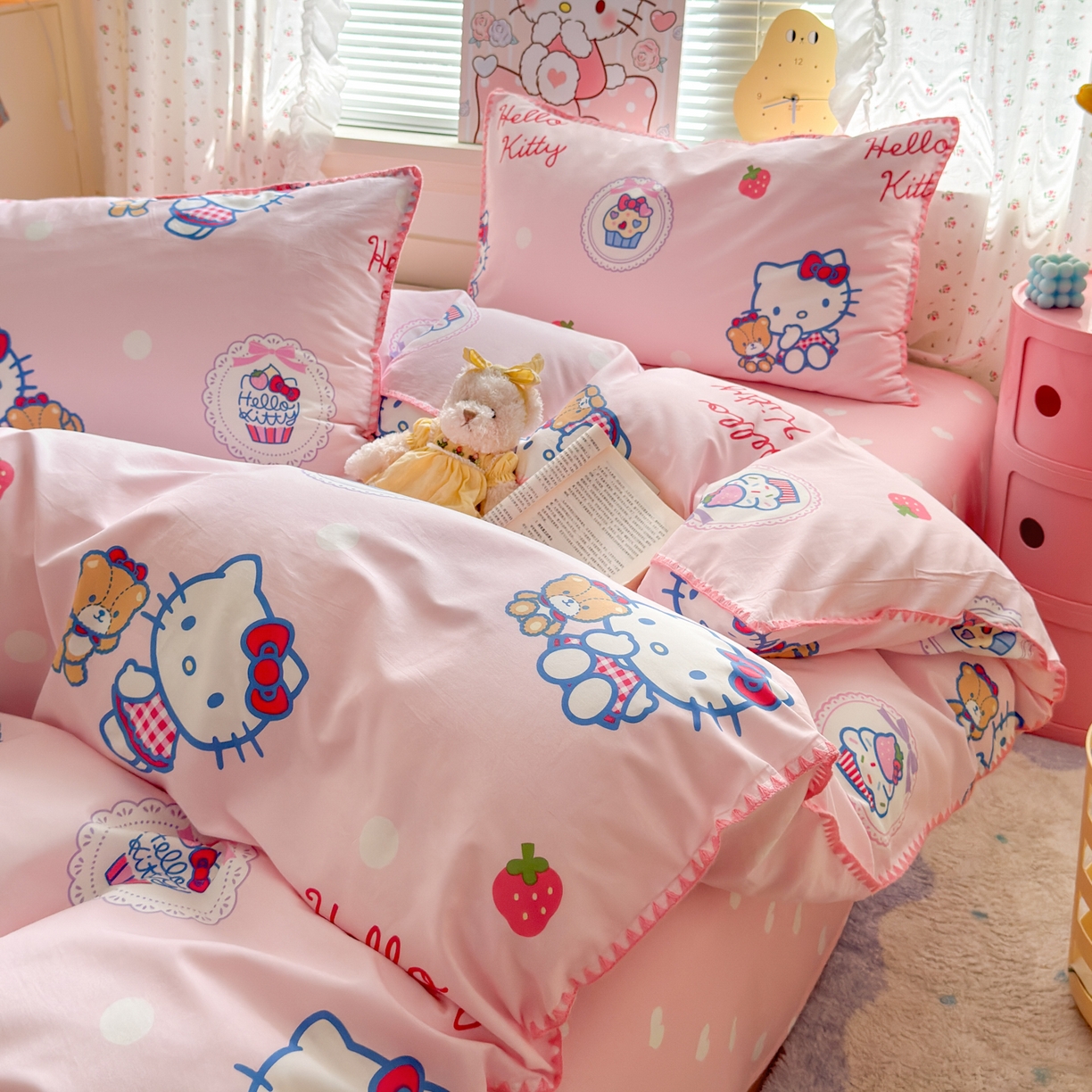 91家纺网 家纺一手货源 找家纺 淑女公社家纺 2025春夏新款全棉纯棉正版三丽鸥KT猫系列四件套 草莓KT