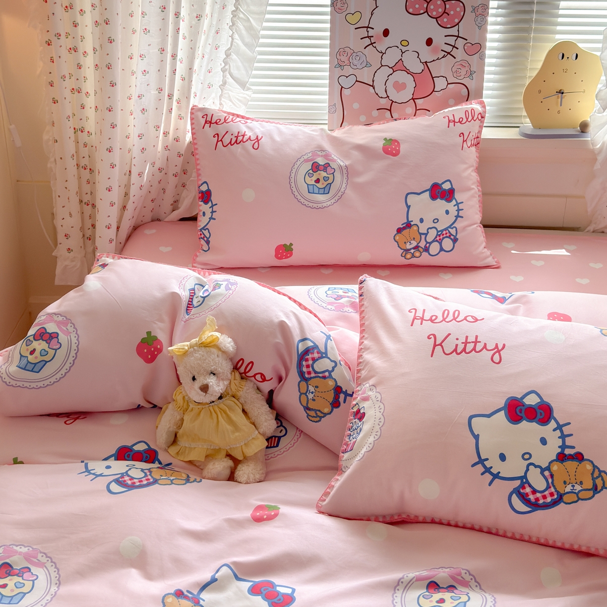 91家纺网 家纺一手货源 找家纺 淑女公社家纺 2025春夏新款全棉纯棉正版三丽鸥KT猫系列四件套 草莓KT