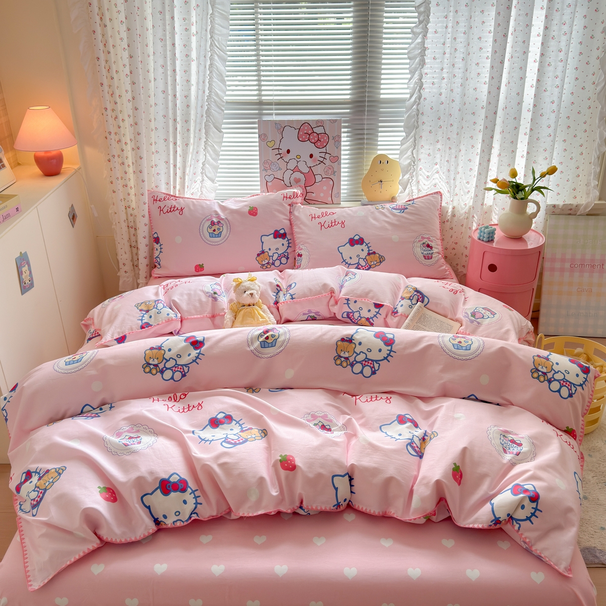 91家纺网 家纺一手货源 找家纺 淑女公社家纺 2025春夏新款全棉纯棉正版三丽鸥KT猫系列四件套 草莓KT