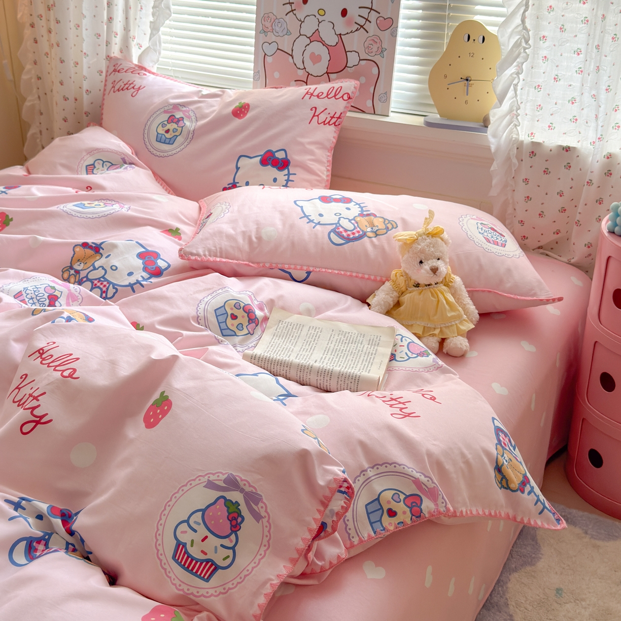 91家纺网 家纺一手货源 找家纺 淑女公社家纺 2025春夏新款全棉纯棉正版三丽鸥KT猫系列四件套 草莓KT