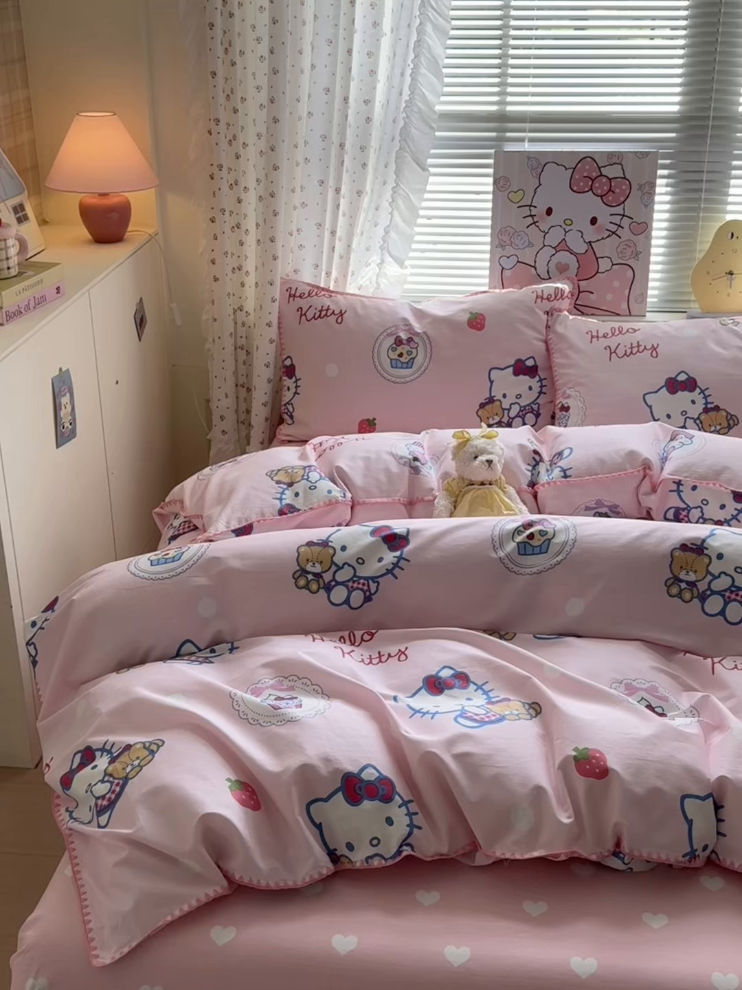 91家纺网 家纺一手货源 找家纺 淑女公社家纺 2025春夏新款全棉纯棉正版三丽鸥KT猫系列四件套 草莓KT