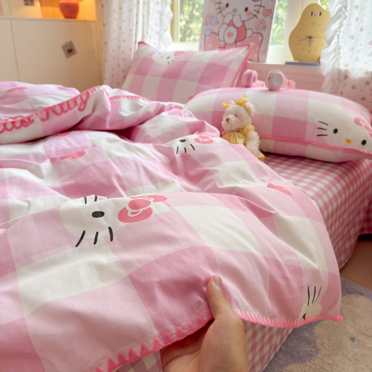 91家纺网 家纺一手货源 找家纺 淑女公社家纺 2025春夏新款全棉纯棉正版三丽鸥KT猫系列四件套 格子KT-粉