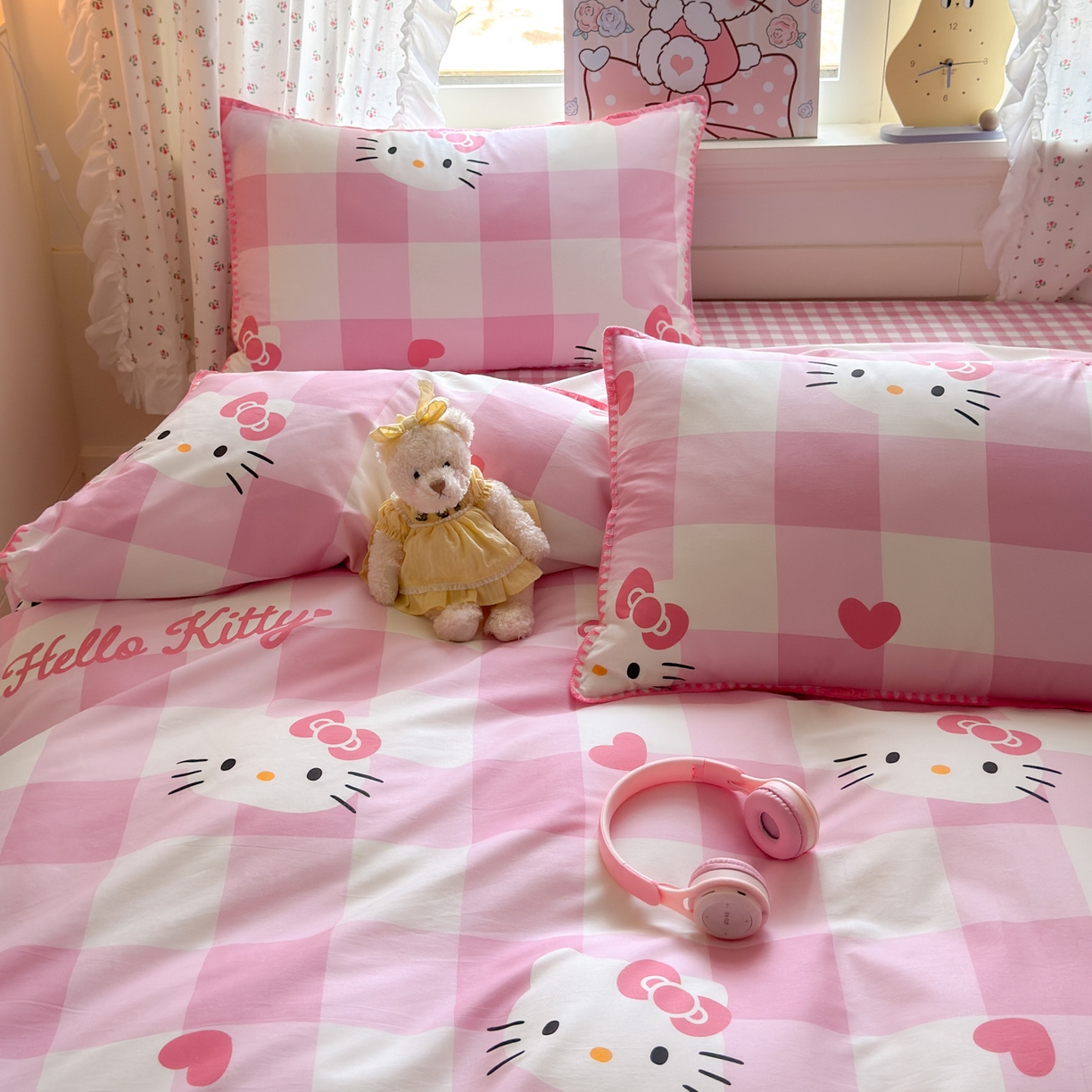 91家纺网 家纺一手货源 找家纺 淑女公社家纺 2025春夏新款全棉纯棉正版三丽鸥KT猫系列四件套 格子KT-粉