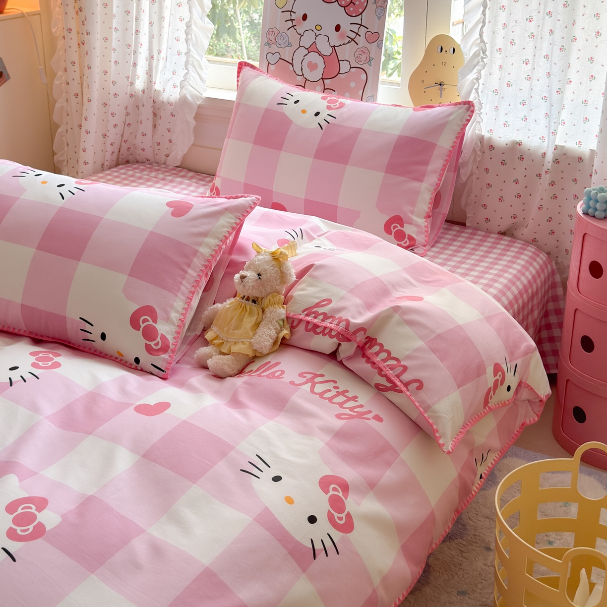 91家纺网 家纺一手货源 找家纺 淑女公社家纺 2025春夏新款全棉纯棉正版三丽鸥KT猫系列四件套 格子KT-粉