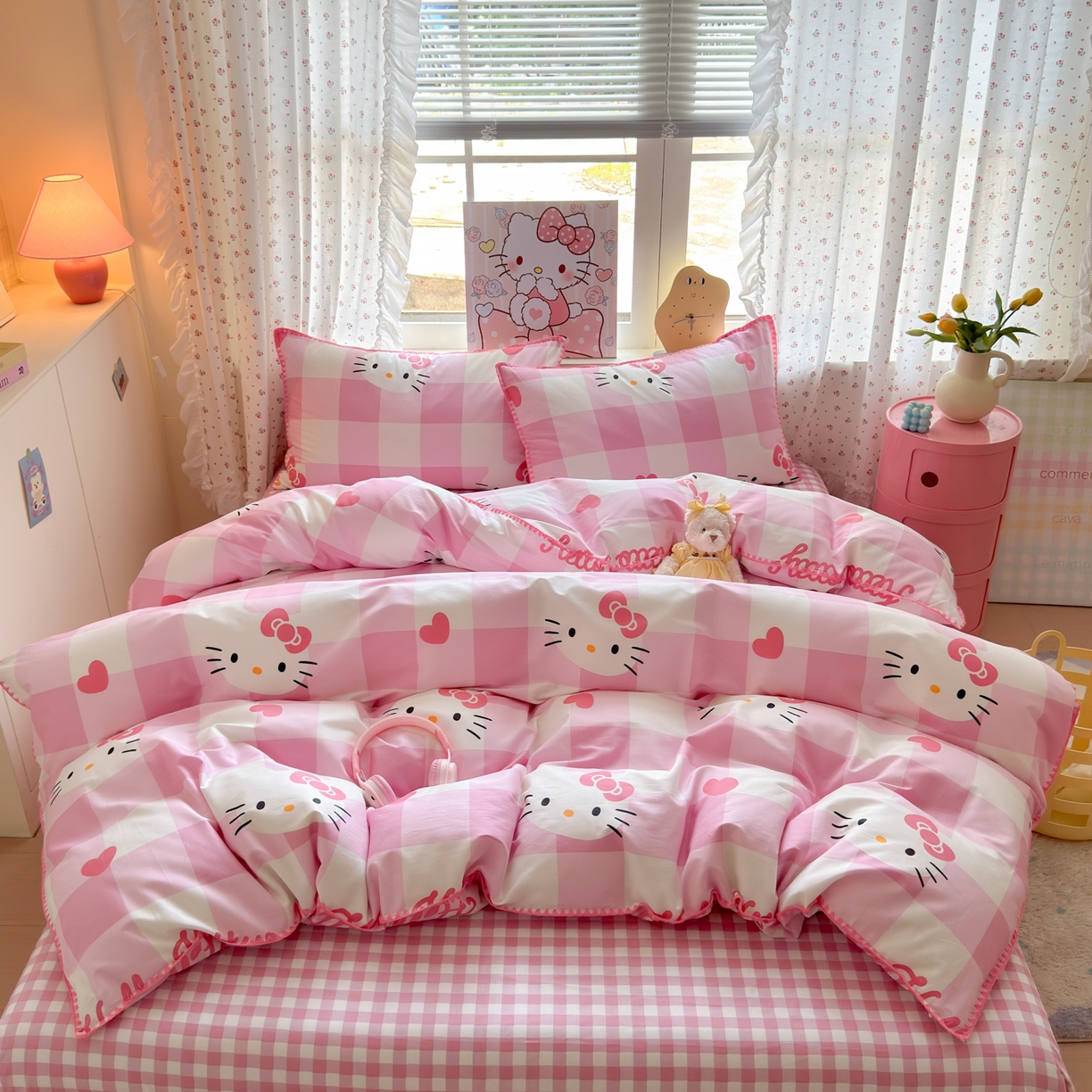 91家纺网 家纺一手货源 找家纺 淑女公社家纺 2025春夏新款全棉纯棉正版三丽鸥KT猫系列四件套 格子KT-粉