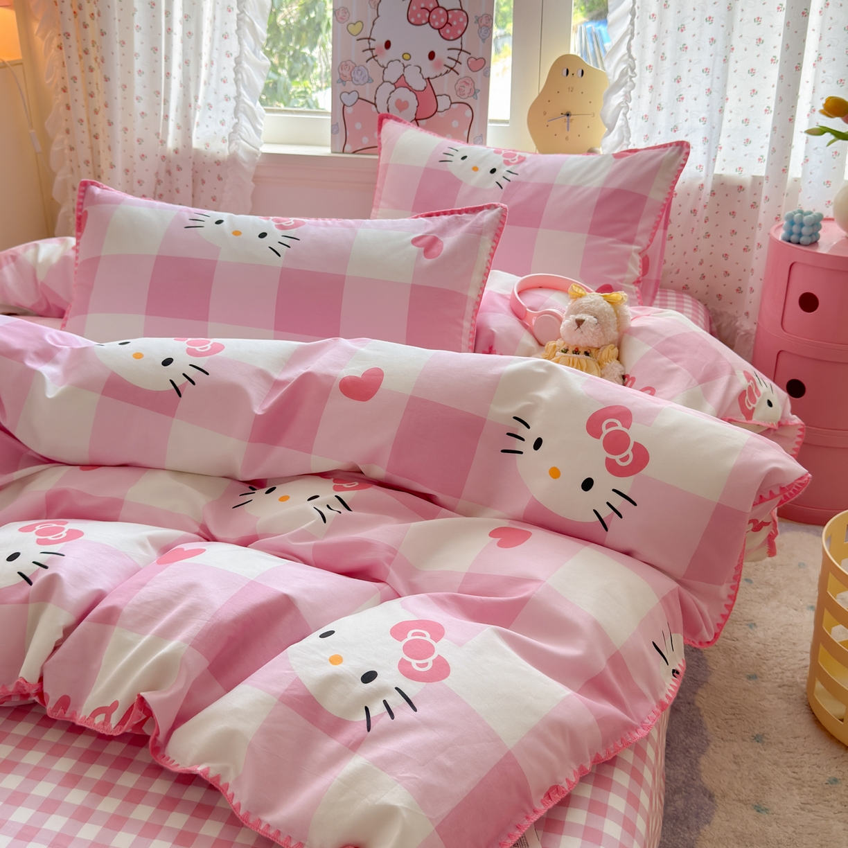 91家纺网 家纺一手货源 找家纺 淑女公社家纺 2025春夏新款全棉纯棉正版三丽鸥KT猫系列四件套 格子KT-粉