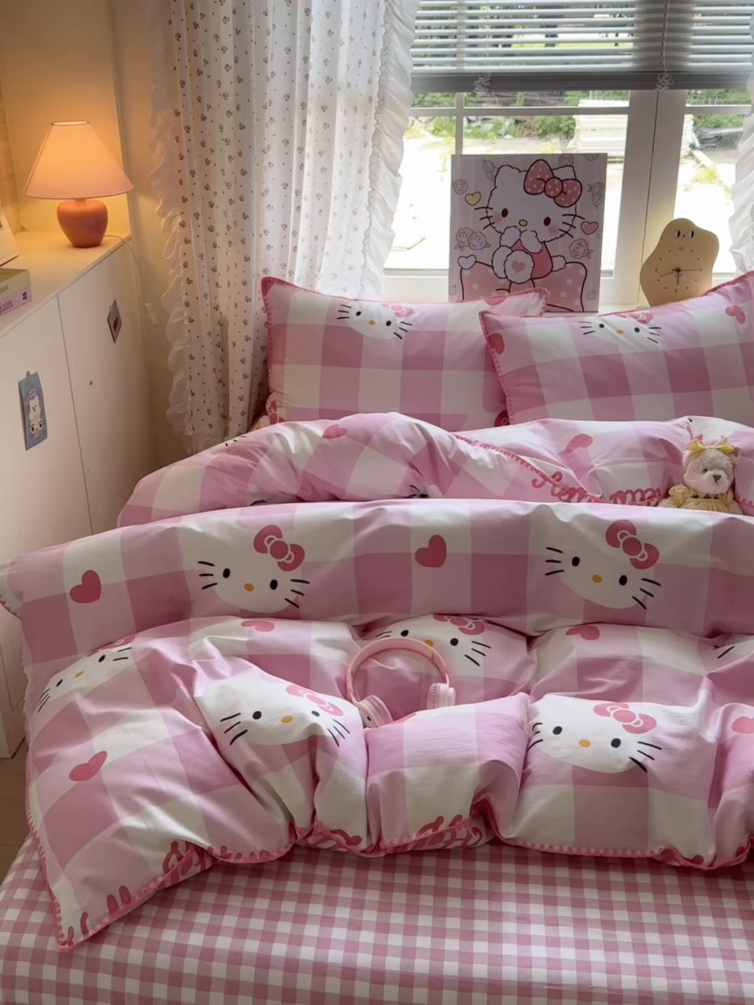 91家纺网 家纺一手货源 找家纺 淑女公社家纺 2025春夏新款全棉纯棉正版三丽鸥KT猫系列四件套 格子KT-粉