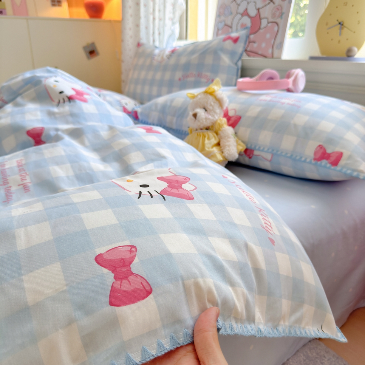 91家纺网 家纺一手货源 找家纺 淑女公社家纺 2025春夏新款全棉纯棉正版三丽鸥KT猫系列四件套 格子KT-蓝