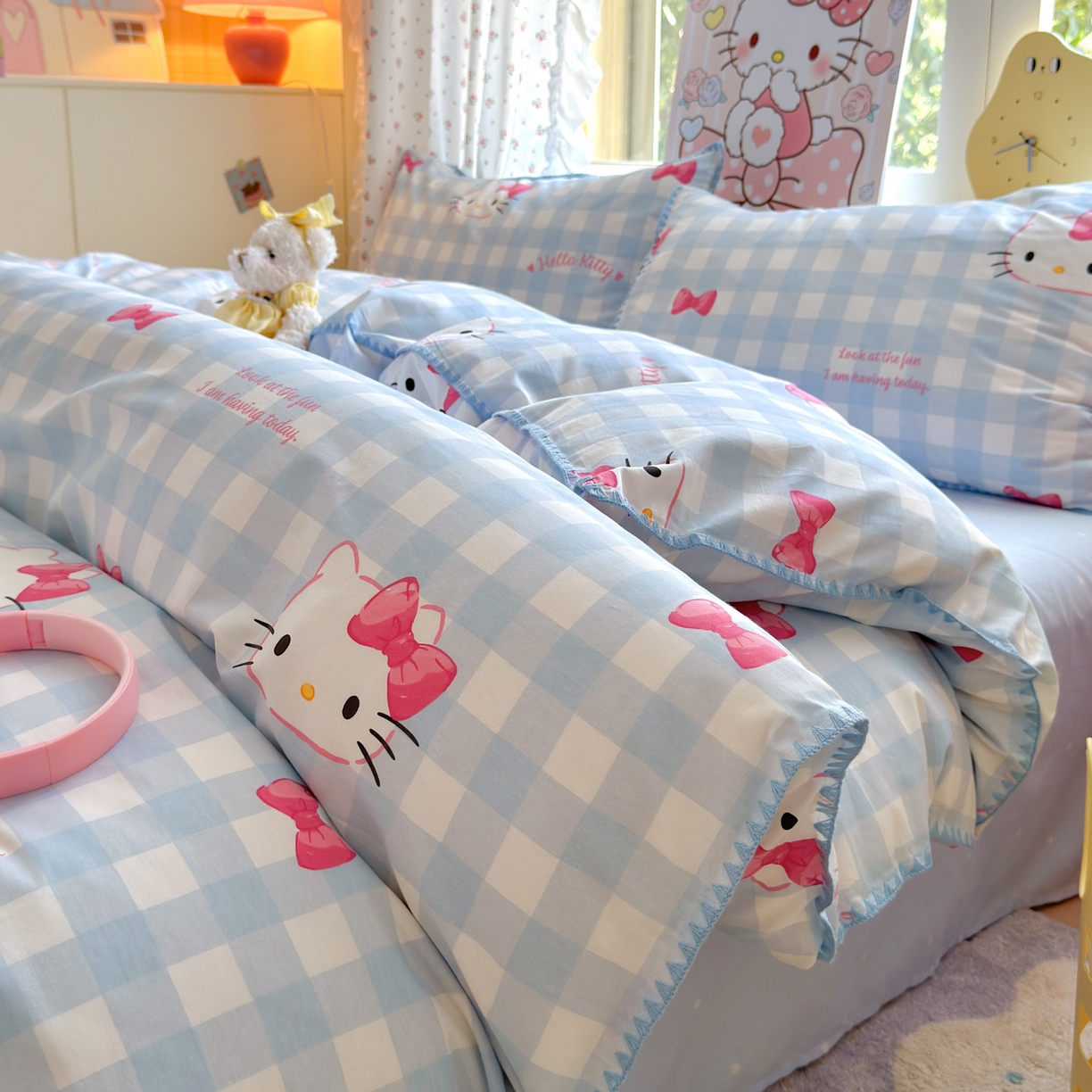 91家纺网 家纺一手货源 找家纺 淑女公社家纺 2025春夏新款全棉纯棉正版三丽鸥KT猫系列四件套 格子KT-蓝