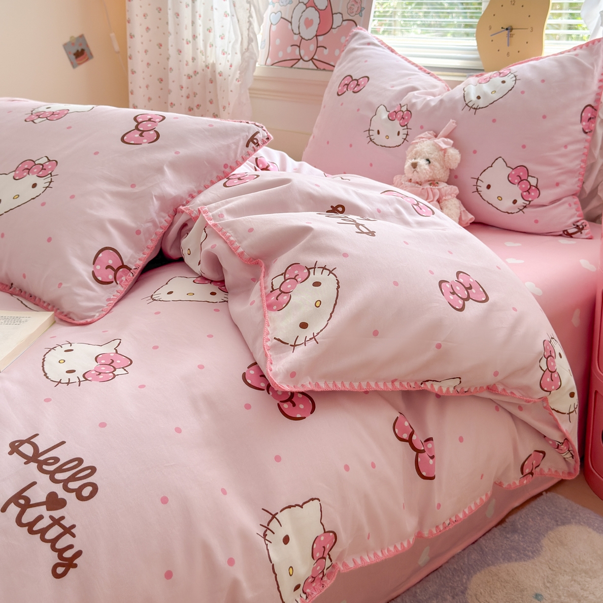 91家纺网 家纺一手货源 找家纺 淑女公社家纺 2025春夏新款全棉纯棉正版三丽鸥KT猫系列四件套 蝴蝶结KT