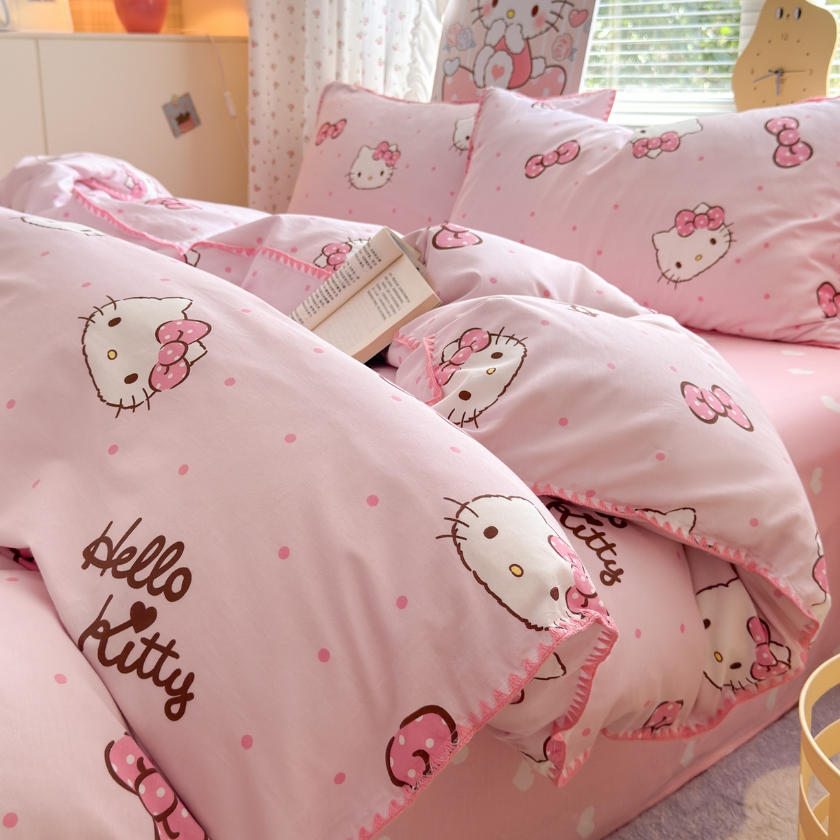 91家纺网 家纺一手货源 找家纺 淑女公社家纺 2025春夏新款全棉纯棉正版三丽鸥KT猫系列四件套 蝴蝶结KT