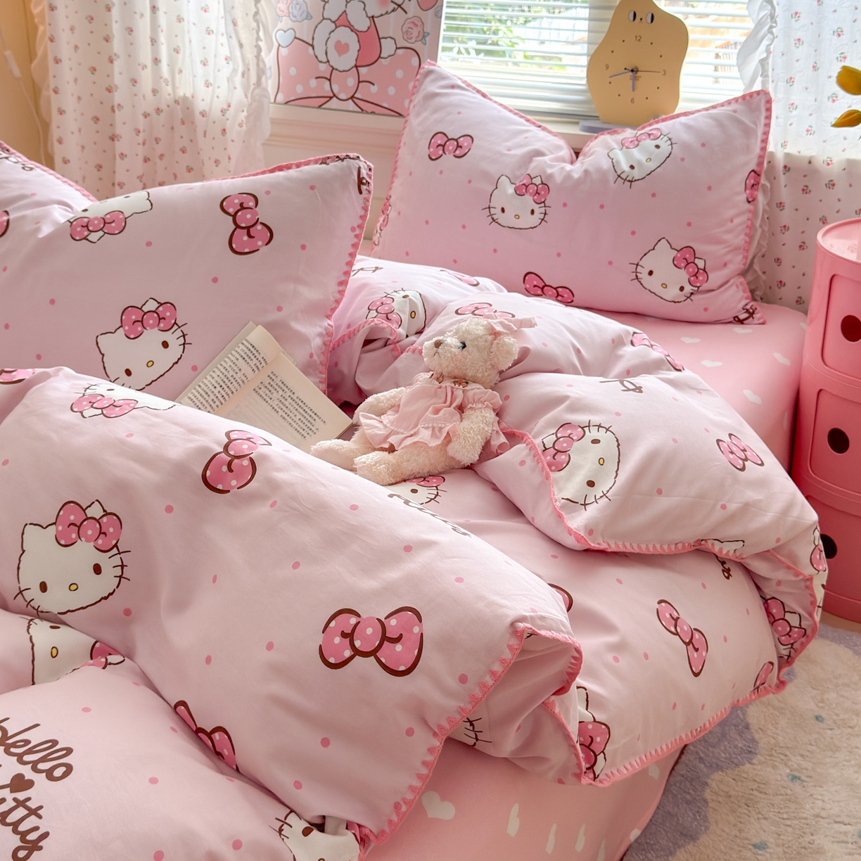 91家纺网 家纺一手货源 找家纺 淑女公社家纺 2025春夏新款全棉纯棉正版三丽鸥KT猫系列四件套 蝴蝶结KT