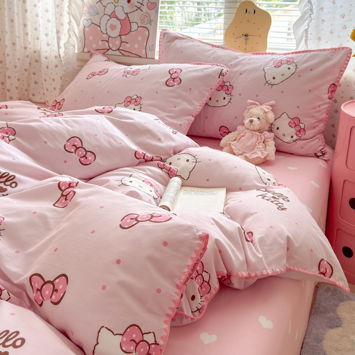 91家纺网 家纺一手货源 找家纺 淑女公社家纺 2025春夏新款全棉纯棉正版三丽鸥KT猫系列四件套 蝴蝶结KT