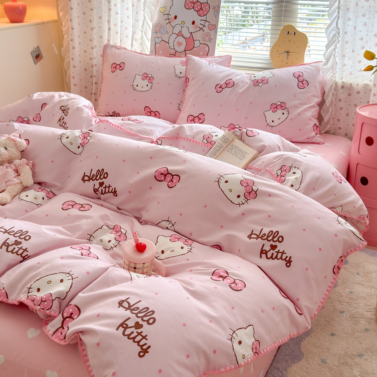 91家纺网 家纺一手货源 找家纺 淑女公社家纺 2025春夏新款全棉纯棉正版三丽鸥KT猫系列四件套 蝴蝶结KT