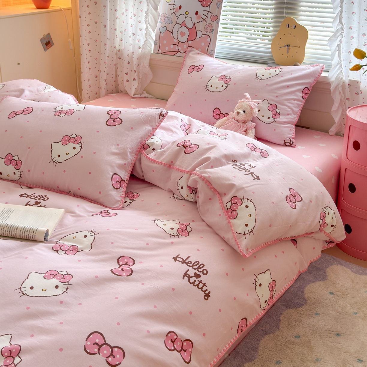 91家纺网 家纺一手货源 找家纺 淑女公社家纺 2025春夏新款全棉纯棉正版三丽鸥KT猫系列四件套 蝴蝶结KT