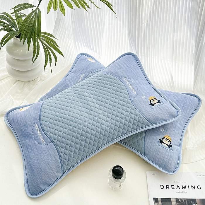 91家纺网 家纺一手货源 找家纺 织布人 2025新款荞麦枕夏凉枕冰豆豆凉感丝枕头茶香枕儿童学生宿舍枕头枕芯 冰豆豆凉感丝-小企鹅茶香枕 33x53cm/只